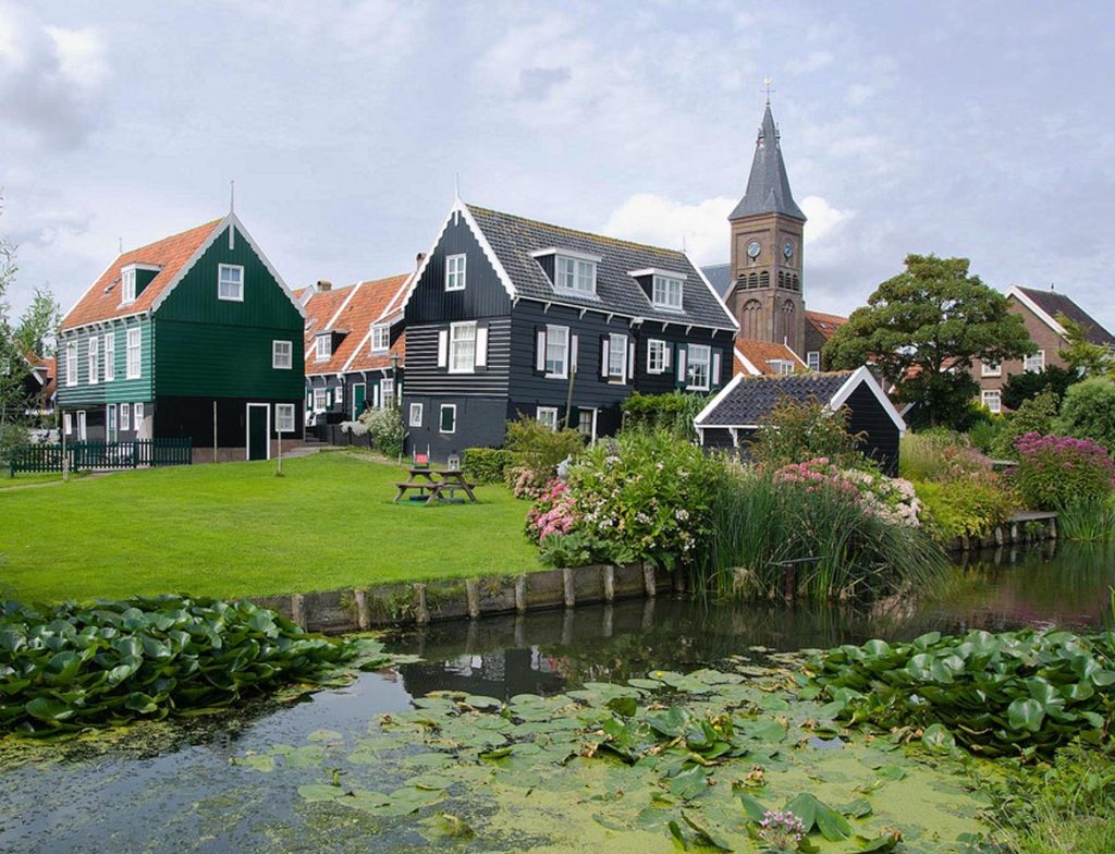 veduta del villaggio olandese di Marken con canale e case tradizionali