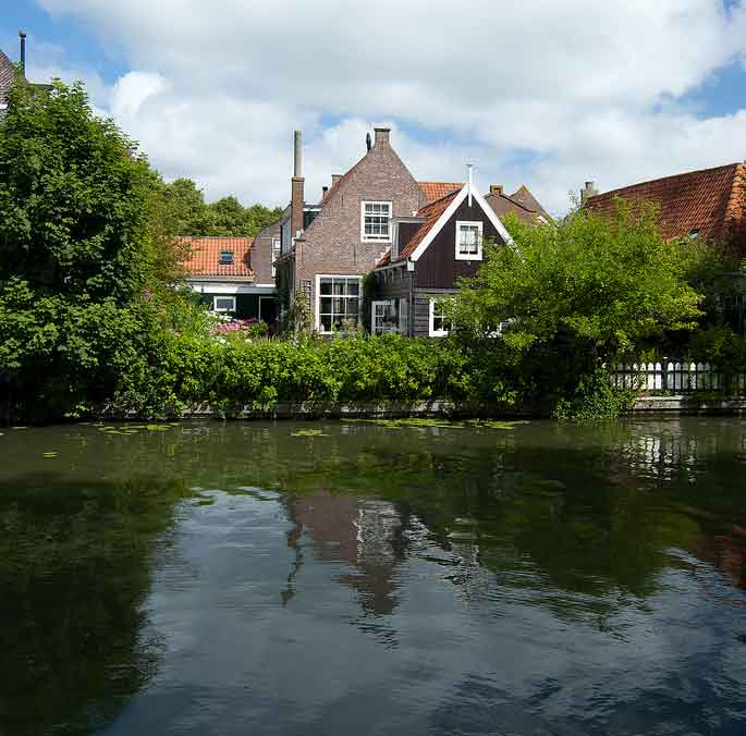 casa tradizionale olandese che si affaccia sul canale