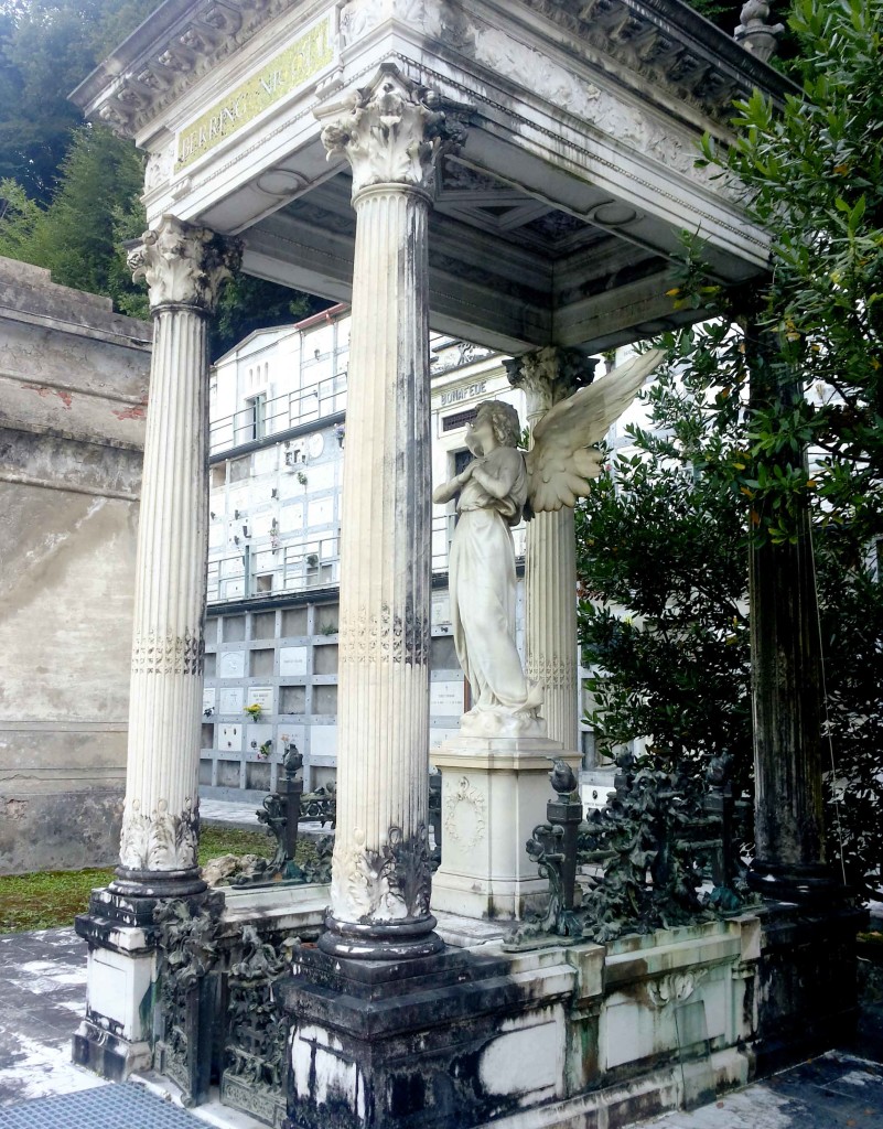 monumento funebre con colonne e statua di angelo