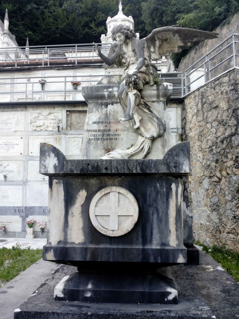 statua di angelo al cimitero monumentale di marcognano