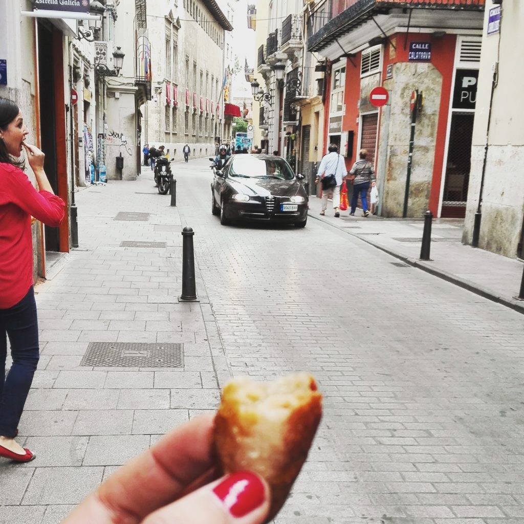 snack dolce camminando per la strada