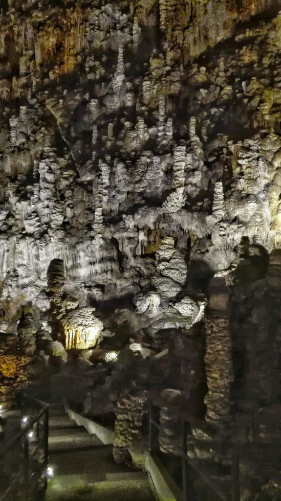 percorso di visita tra le stalattiti
