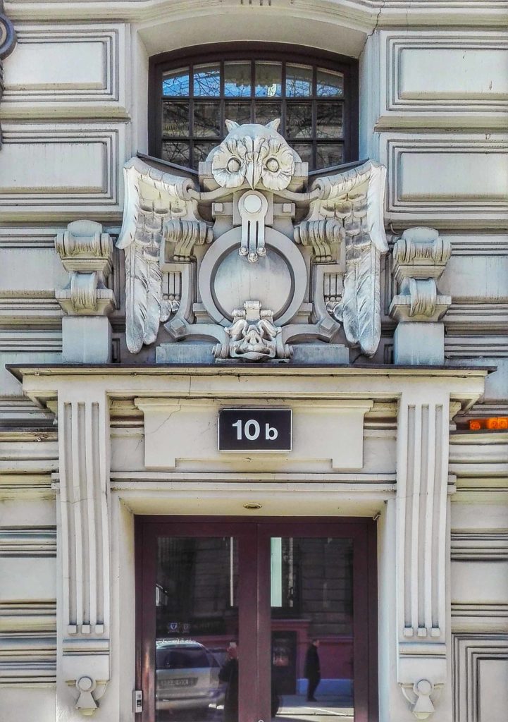 edificio in elizabetes iela con decorazioni art nouveau di gufi