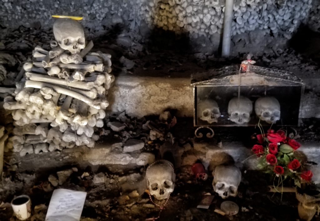 Il Viaggio Delle Fontanelle.Cimitero Delle Fontanelle Napoli Viaggi Verde Acido